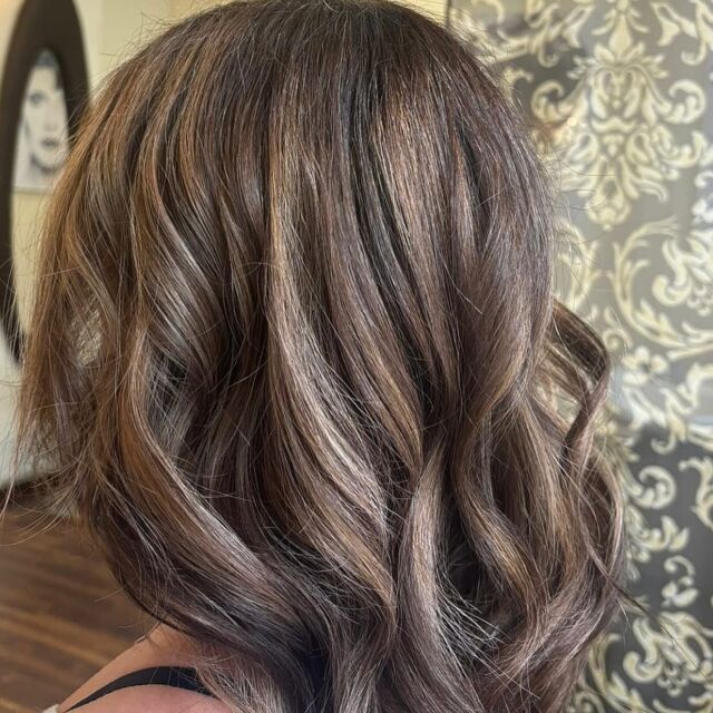 Softblond Paintings von unserer Auszubildenden Ashley. 🧡Sie durfte sich heute an ihrem Modell farblich austoben und hat es super gemacht. 😊#color #painting #balayage #softblonde #hairstylist