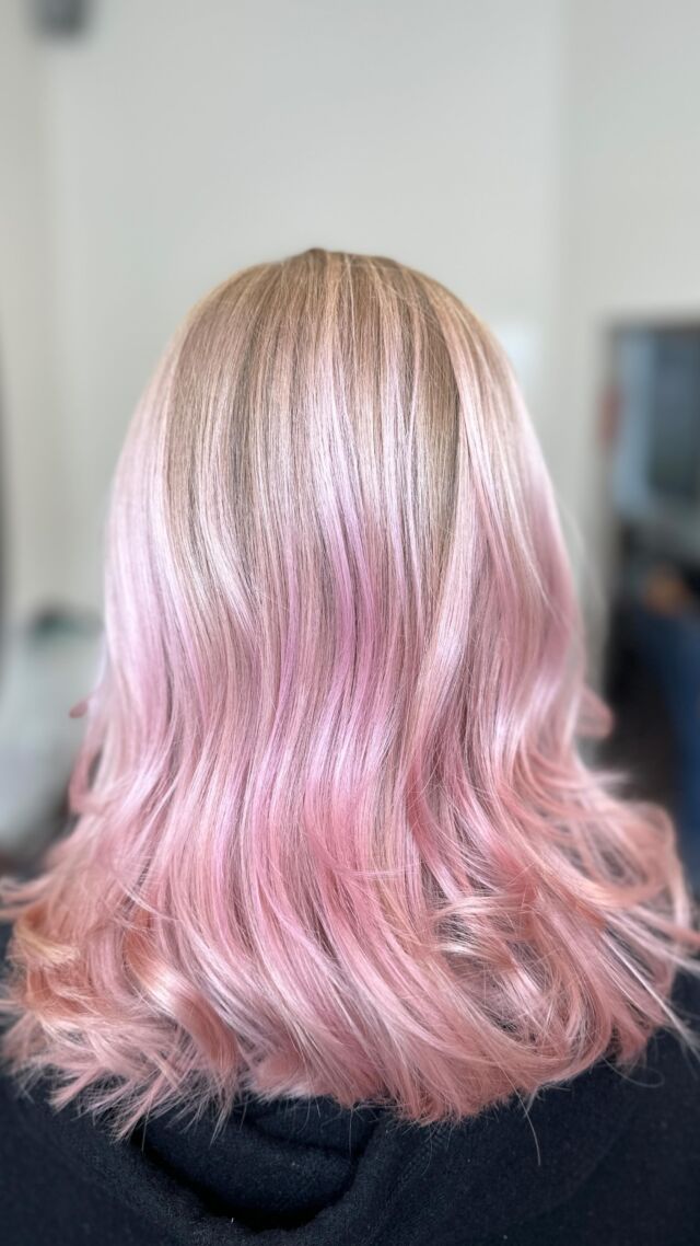 Perfekte für Bunte Festivaltage ✨🩷Color by @davina.swrz #haircolor #colorartist #hairstyle #hairdresser #rosé #rosehair